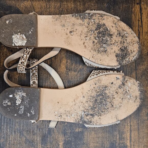 Steve Madden Torment Spike Studded T-Strap Flat Sandals Women's Tan/Gold Size 9 - Picture 2 of 4